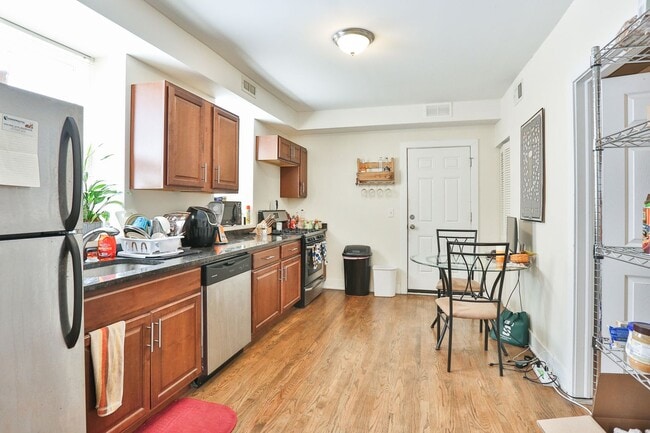 Large Updated 2 Bedroom/1 bath GARDEN in B... - Large Updated 2 Bedroom/1 bath GARDEN in B... Apartment
