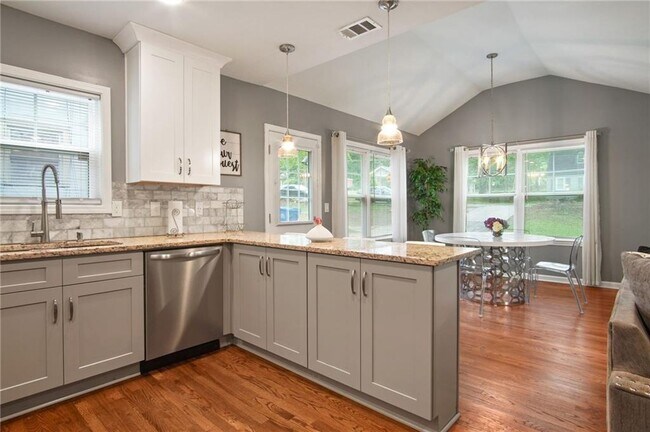 Photo - 1547 Willowbrook Dr SW