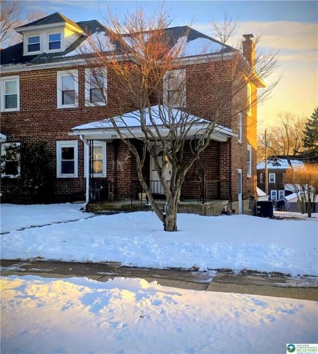 Photo - 830 Media St
