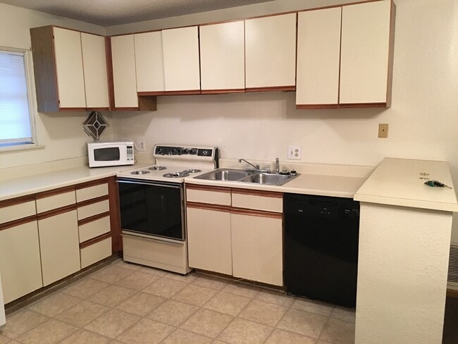 Photo - 2 Bedroom Top Floor Apartment - Close to I-70