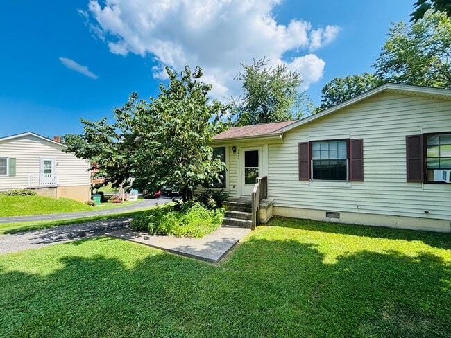 Building Photo - 2 Bedroom 1 Bath Duplex Rental