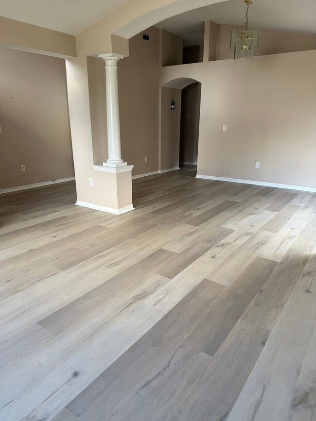 Spacious LR & DR off entry - 24220 Denali Ct