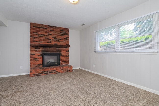 Photo - 686 Cloverdale Ave