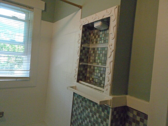 Tiled bath shelf - 100 N. 33rd St., Apt 3 Unit 3