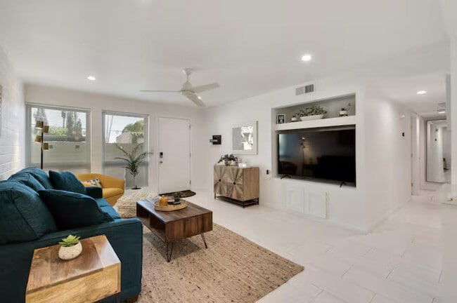 Building Photo - 4917 N 73rd St Unit Apt 15