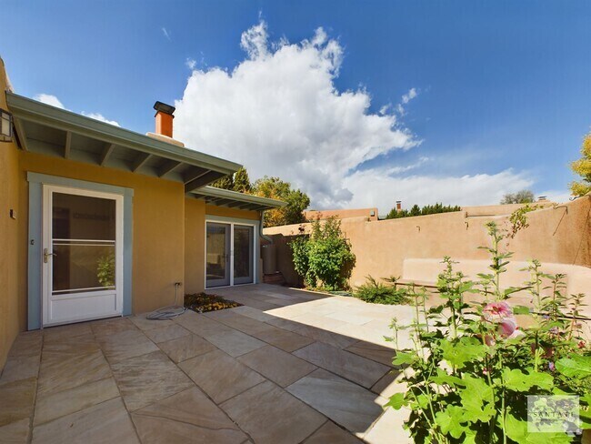 Building Photo - Single Level, single family home with gara...