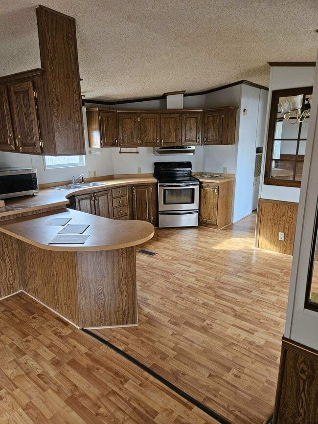 Photo - 144 Matthews St