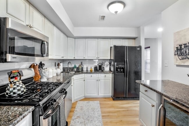 Photo - 8 Springholm Dr