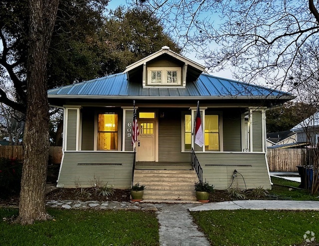 Building Photo - 609 N River St Rental