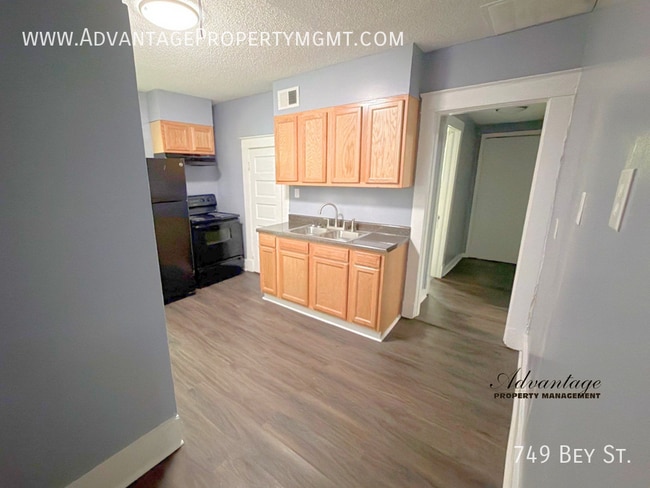 Photo - 749 Bey St