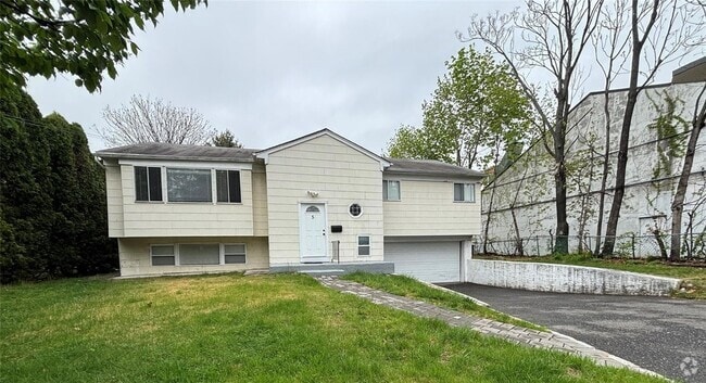 Building Photo - 5 Elm St Rental