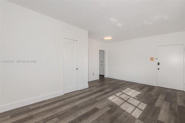 Photo - 8340 Crespi Blvd Unidad 20
