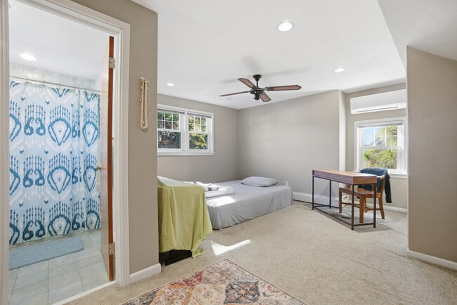 Photo - 405 Farrell St