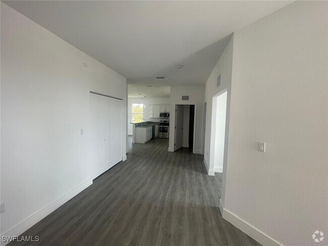 Building Photo - 275 SW 4th St Unit 100 Rental