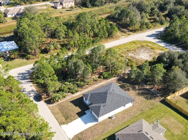 Photo - 410 Flat River St SW