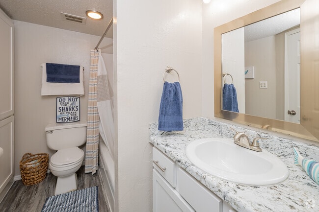 1BR, 1BA - 544SF - Bathroom