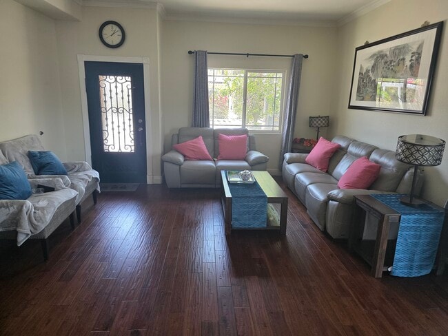 Living Rm - 5102 La Palma Ave
