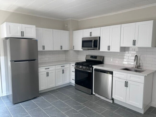 Building Photo - 23 Howe St Unit 2