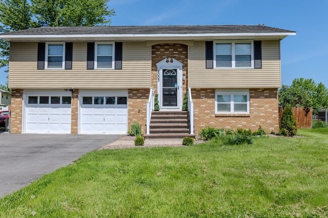 Building Photo - 8003 Evesborough Dr