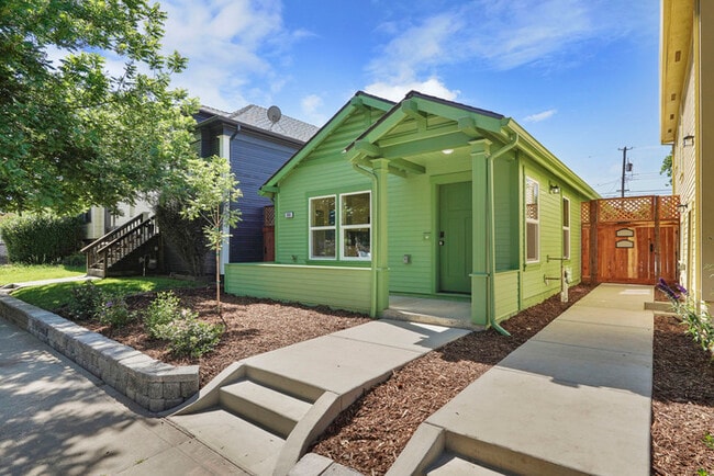 Photo - Beautiful 2 bedroom 1 Bathroom for rent in North Oak Park! Close to UC Davis and McGeorge Law