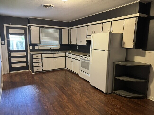 "Charming 2-Bedroom Duplex Retreat in Lubbock – Spacious 997 Sq Ft Gem!"