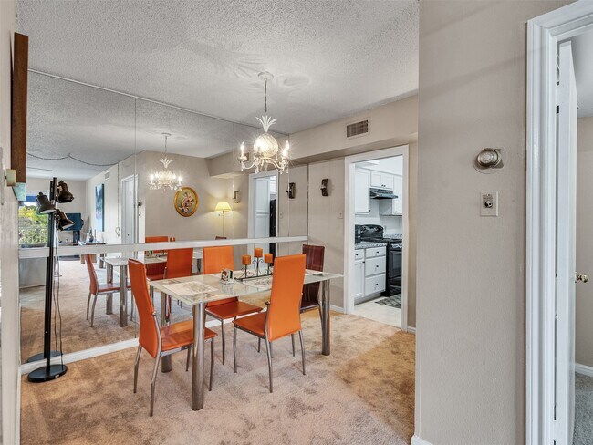 Building Photo - 2601 Bellefontaine Unit B317