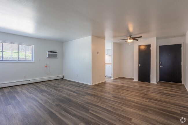 1BR, 1BA - 714SF - Living Room