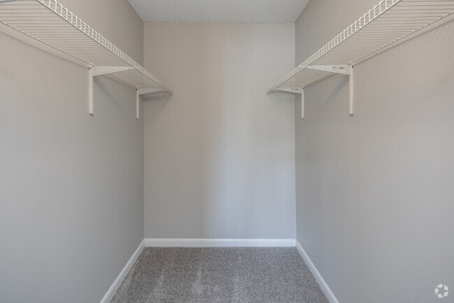 2BR, 1BA - 900SF - Walk-In Closet
