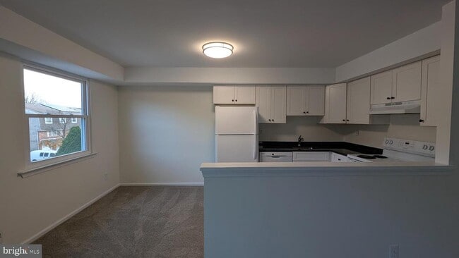 Photo - 646 Country Ln