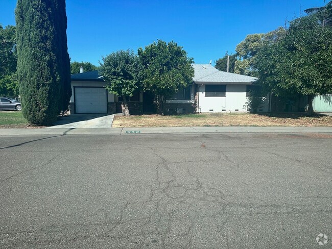 Building Photo - Updated Duplex Unit With Lincoln Schools Rental