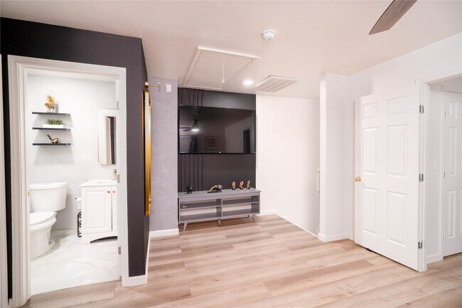 Photo - 4612 Hershe St