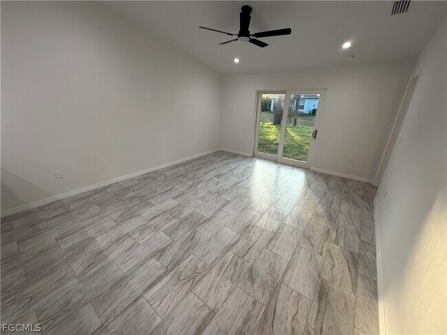 Photo - 447 Camrose St