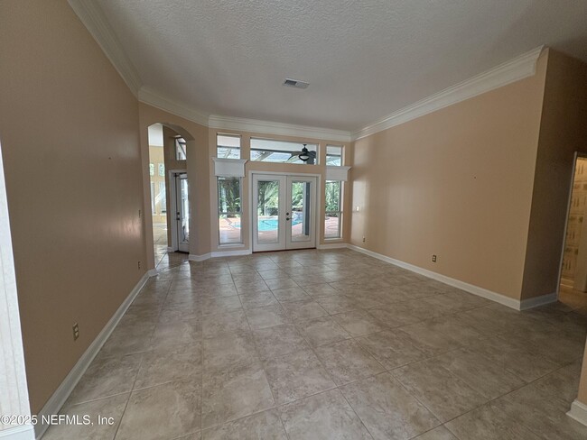 Photo - 585 Golden Links Dr