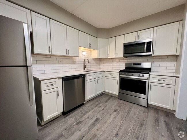 Building Photo - 170 E Lake St Unit 103 R Rental