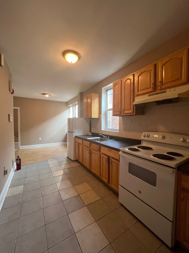 Building Photo - 207 S 60th St Unit 2 Rental