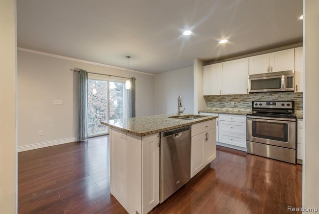 Photo - 324 Stratford Ln