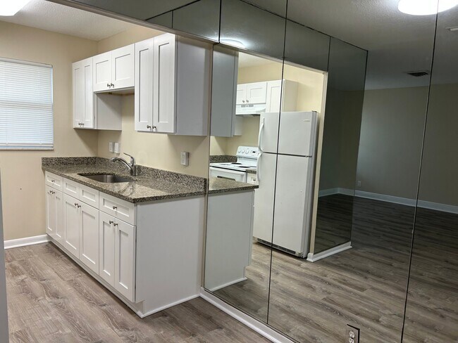 Photo - 1611 Green Ln Unit 7