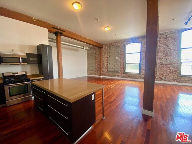 Building Photo - 652 Mateo St Unit 201