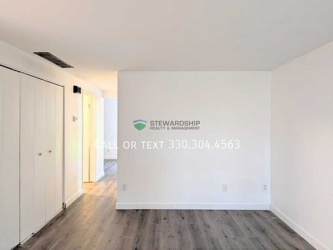 Photo - 372 Oak Mnr Ave NE