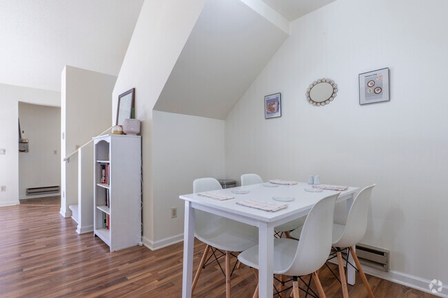 1BR, 2 BA - 840SF - Dining Area