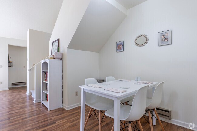 1BR, 2 BA - 840SF - Dining Area - Lakepoint Commons