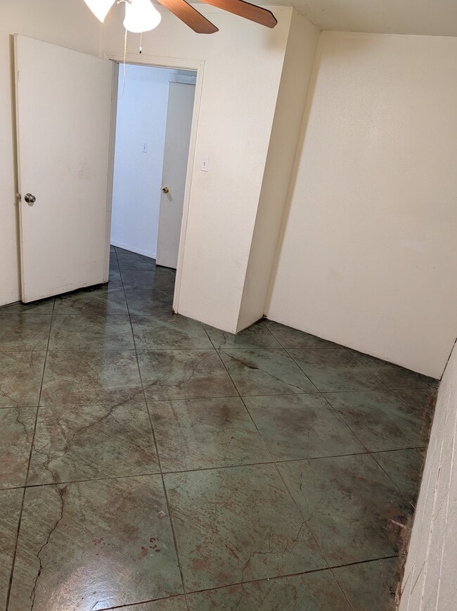 Photo - 805 Avenue C