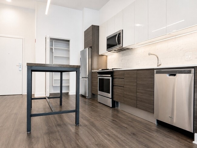 Building Photo - 215 W Hubbard St Unit 1810