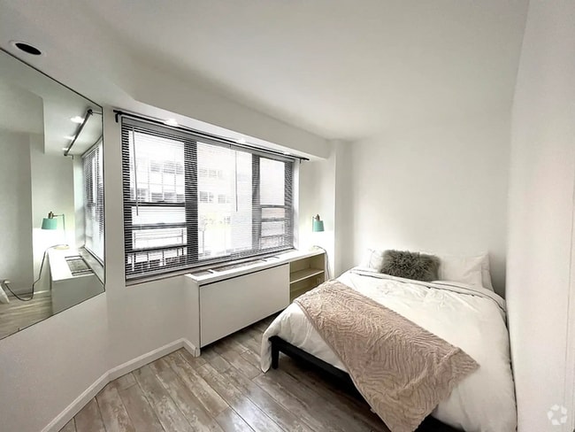 Building Photo - 210 E 47th St Rental