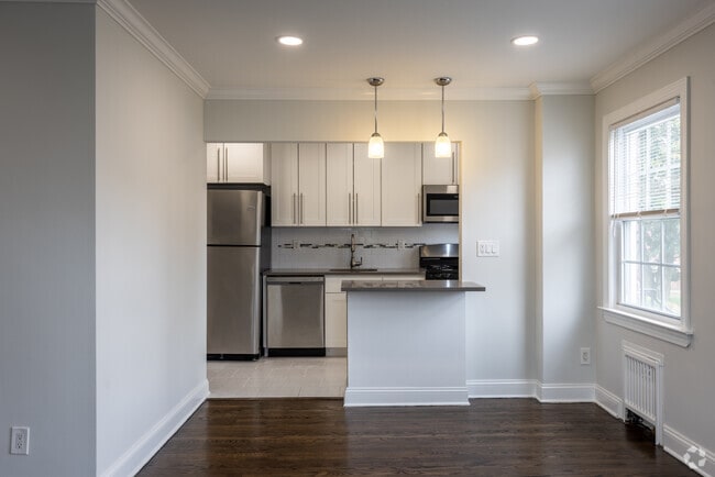 1BR, 1BA +Dining Room - 650SF