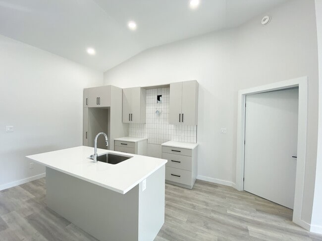 Building Photo - 11 Clara Cres