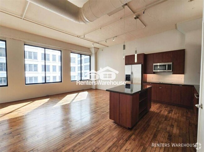 Building Photo - Centrally located in downtown, this 1 bedr... Rental