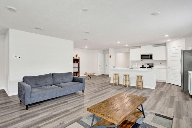 Photo - 535 Mary Lou Way