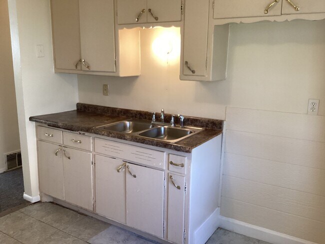 Building Photo - 7122-7124-7124 W Silver Spring Dr Unit Lower (7122)