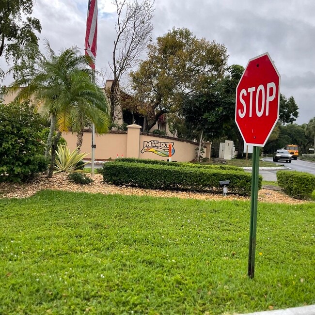 Building Photo - 4008 Inverrary Dr